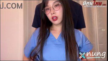 Elle Lee นักศึกษาแพทย์ที่เข้ารับการฝึกวิชาที่โรงพยาบาล มีคลิปวีดีโอที่เผยแพร่อย่างกว้างขวาง โดยแสดงการกระทำที่ไม่เหมาะสม ซึ่งทำให้เกิดความสงสัยและคำแสดงความไม่พอใจจากชุมชนและสังคมแพทย์ การกระทำดังกล่าวควรถูกดูแลและมีการตรวจสอบอย่างเคร่งครัดตามกฎหมายที่เกี่ยวข้อง 1 video 4270 10566 2982024.mp4